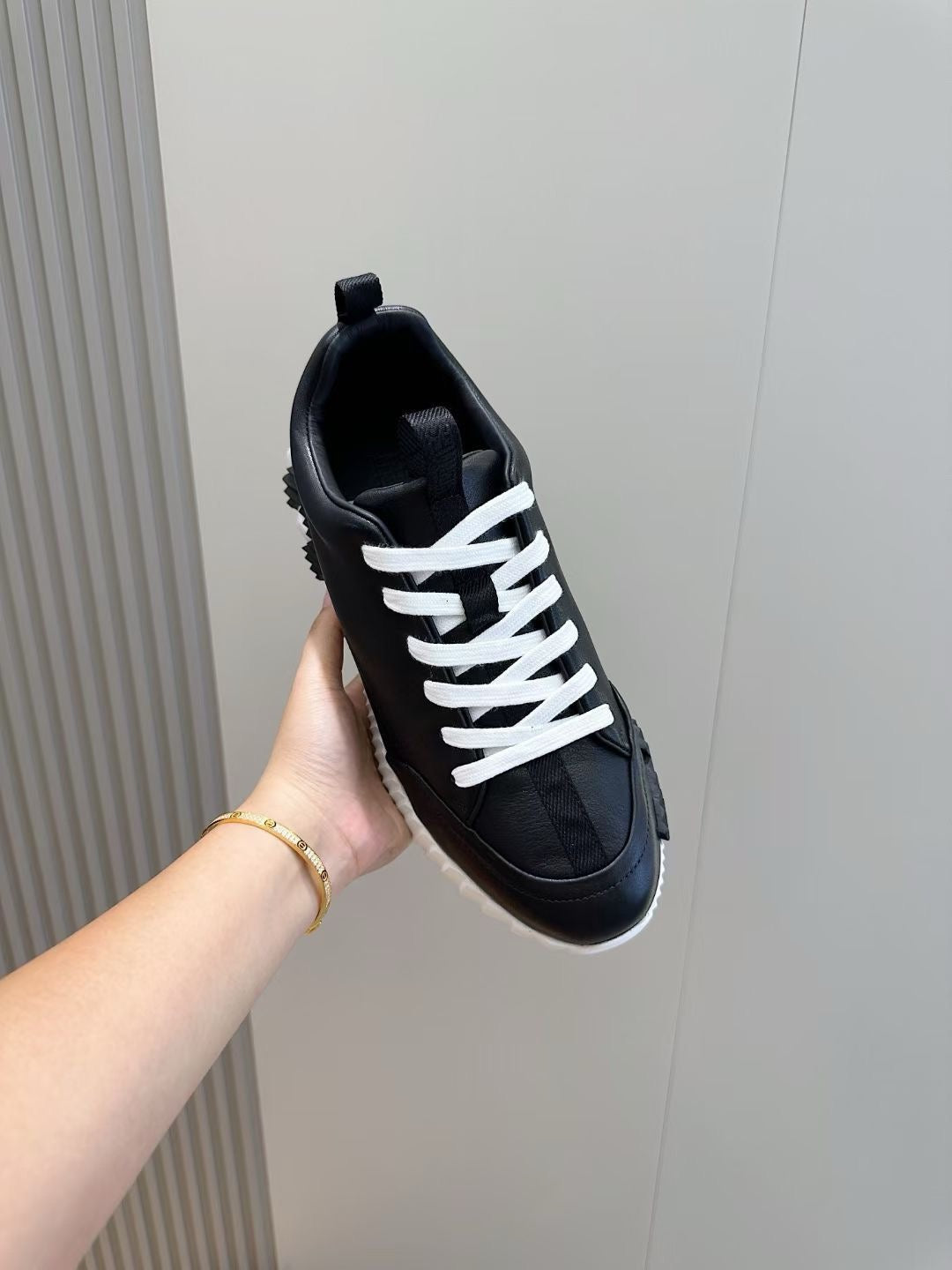 Marineblaue Low-Top-Sneaker aus Veloursleder und Einsätzen – Herren