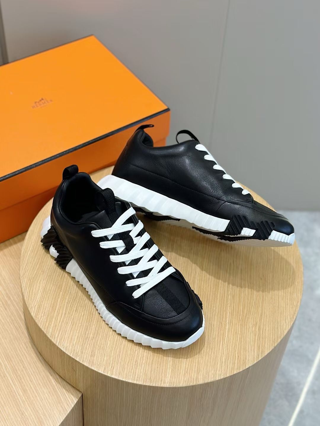 Marineblaue Low-Top-Sneaker aus Veloursleder und Einsätzen – Herren