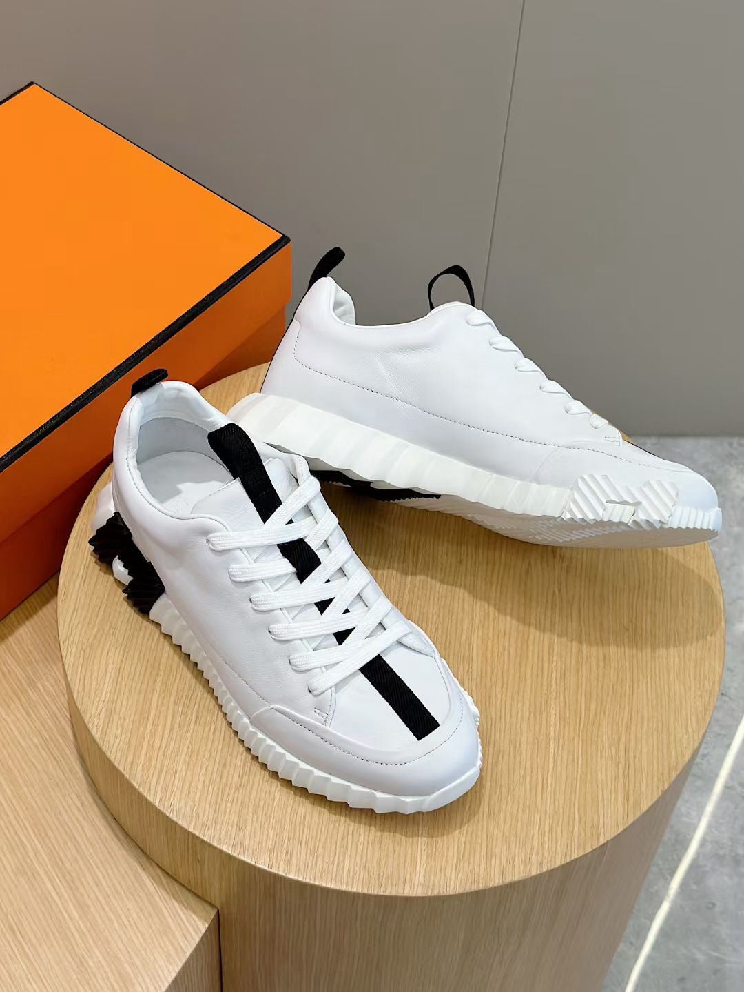 Marineblaue Low-Top-Sneaker aus Veloursleder und Einsätzen – Herren