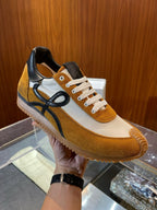 Mehrfarbige Sportschuhe