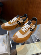 Mehrfarbige Sportschuhe