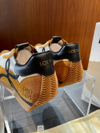 Mehrfarbige Sportschuhe