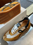 Mehrfarbige Sportschuhe