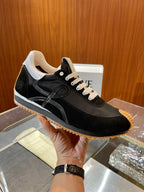 Mehrfarbige Sportschuhe