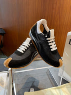 Mehrfarbige Sportschuhe