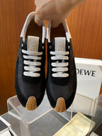 Mehrfarbige Sportschuhe