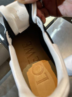 Mehrfarbige Sportschuhe