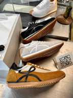 Mehrfarbige Sportschuhe