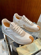 Mehrfarbige Sportschuhe