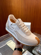 Mehrfarbige Sportschuhe