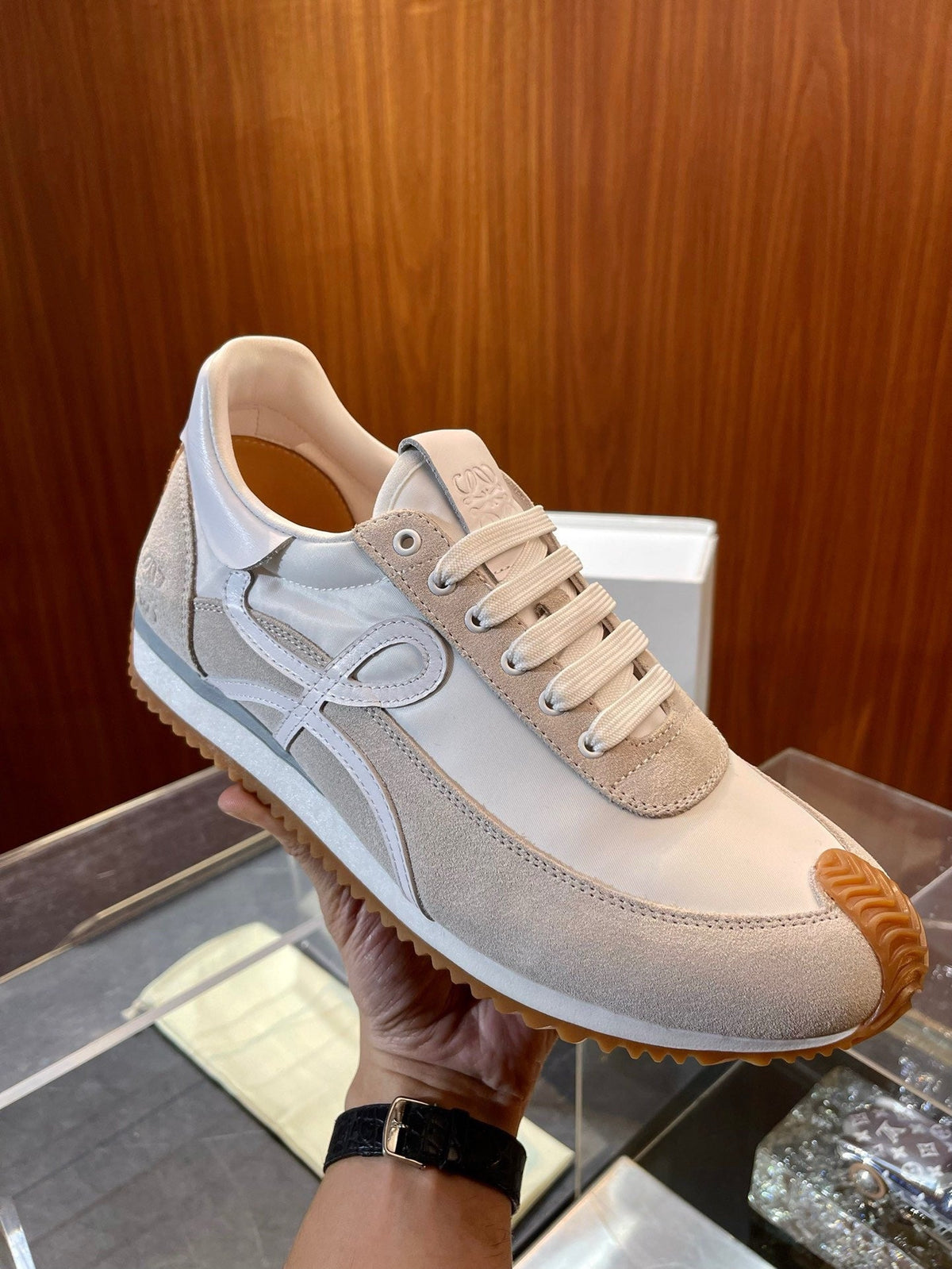 Mehrfarbige Sportschuhe