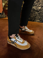 Mehrfarbige Sportschuhe