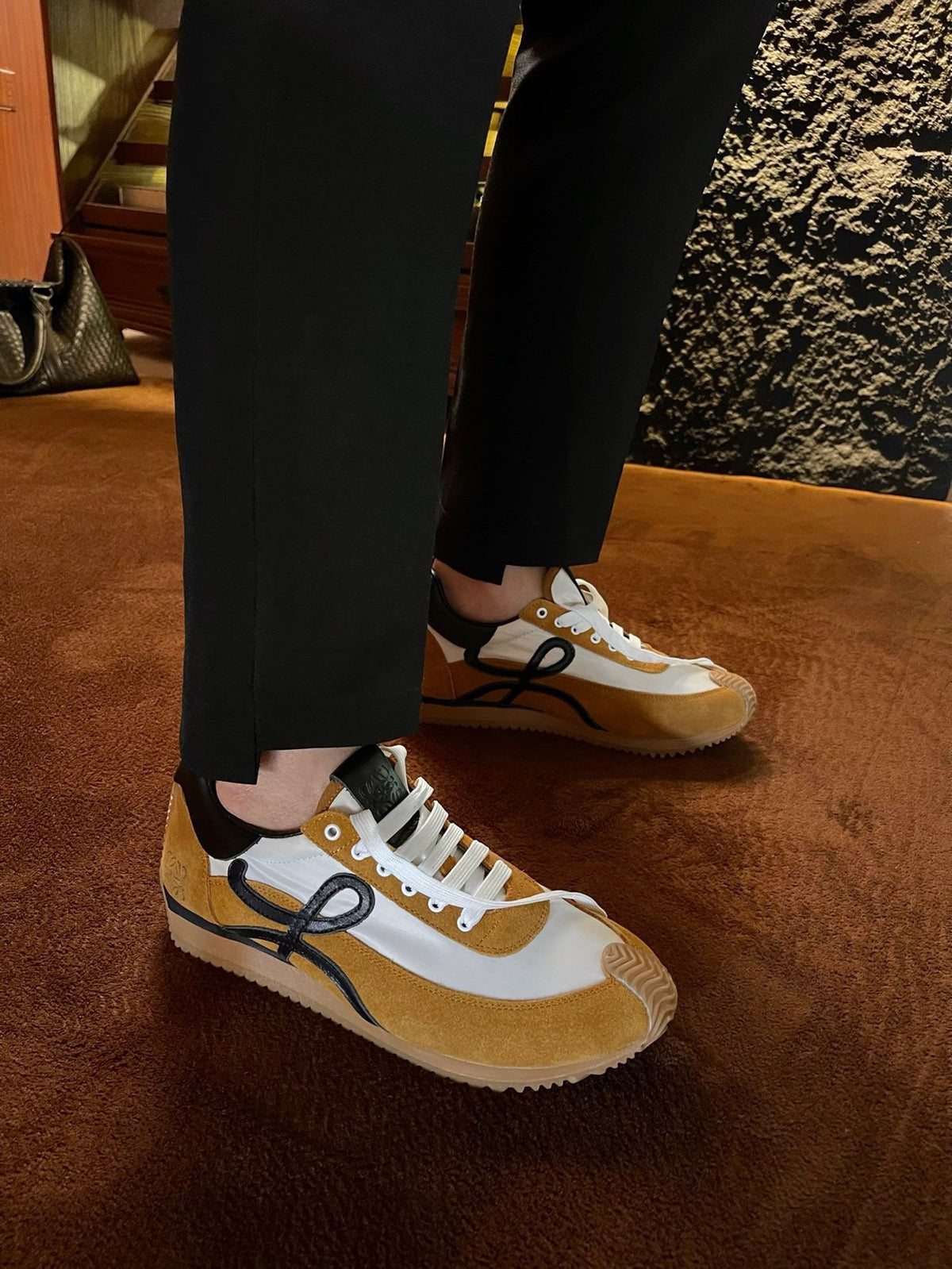 Mehrfarbige Sportschuhe