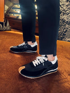 Mehrfarbige Sportschuhe