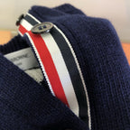 Marineblaue Strickjacke aus Wolle mit vier Streifen – Damen