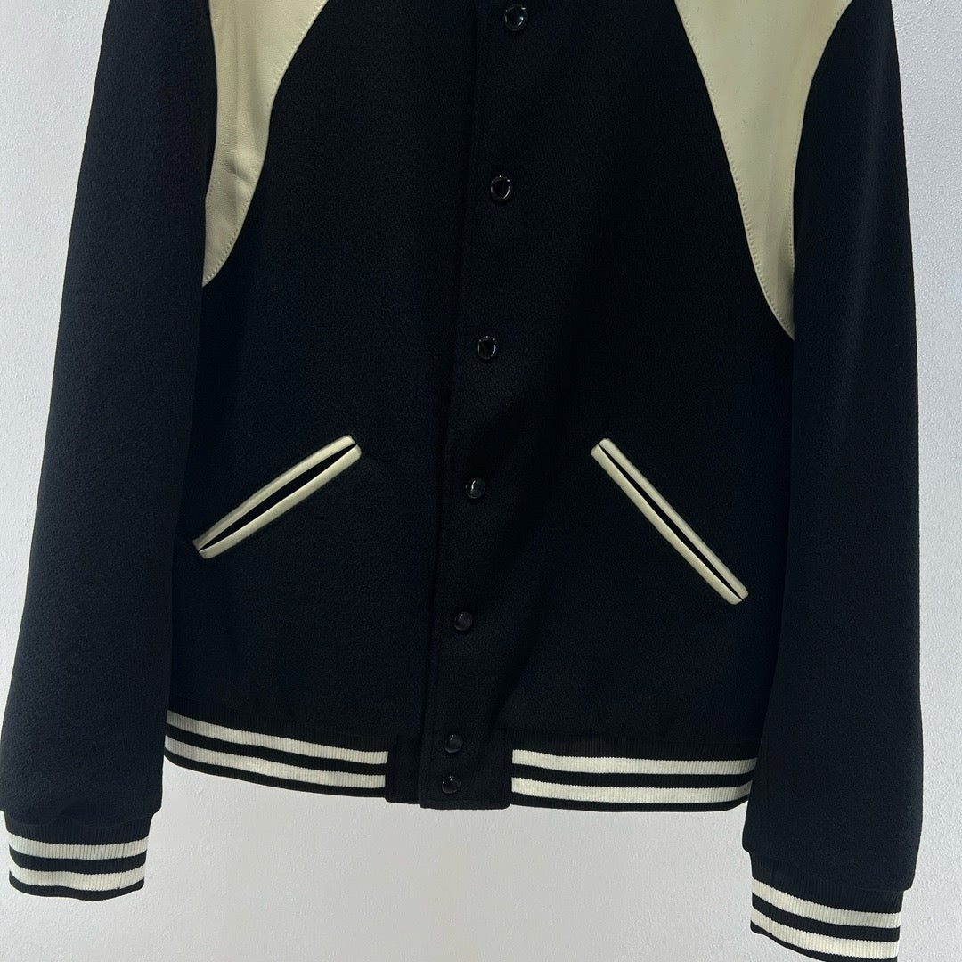 Herren-Collegejacke aus schwarzer Wolle mit Schulterpasse