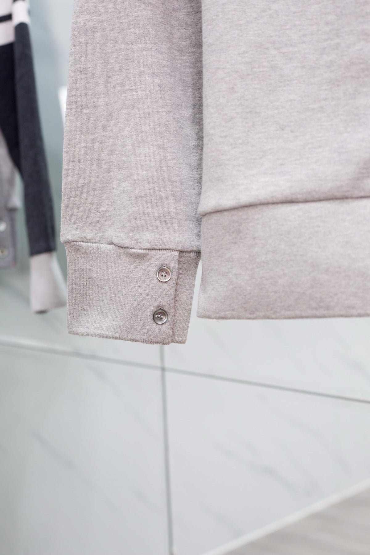 Graue Baumwoll-Jacke mit Reißverschluss und gestreiften Ärmeln – Herren
