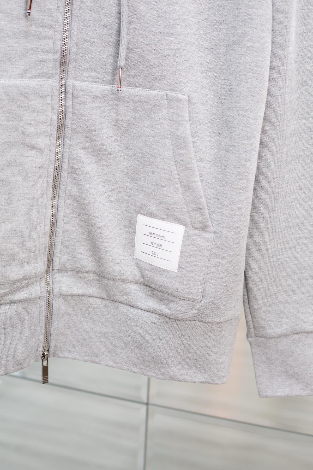 Graue Baumwoll-Jacke mit Reißverschluss und gestreiften Ärmeln – Herren