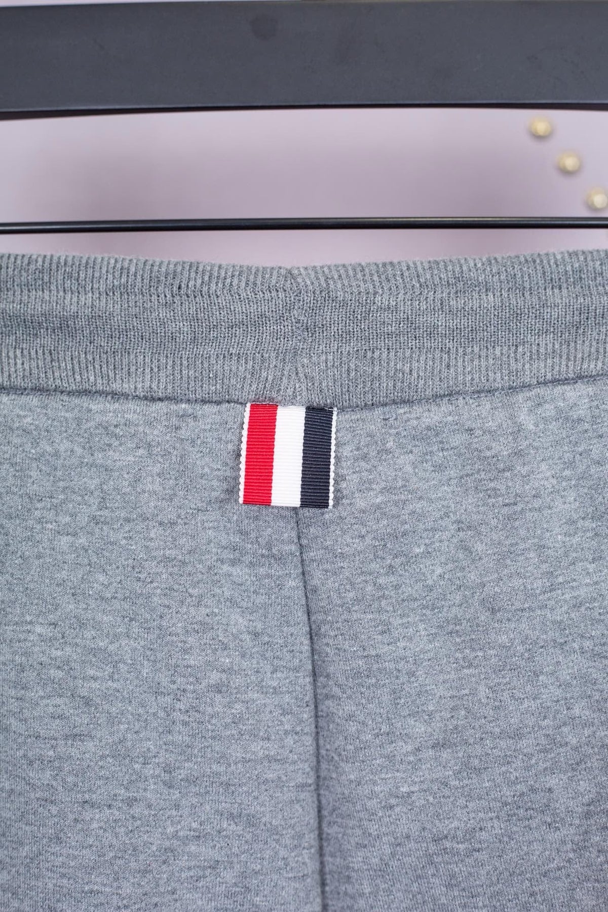 Graue Baumwoll-Jogginghose mit roten Streifen – Herren