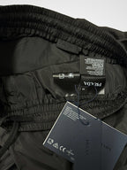 Schwarze Nylon-Jogginghose für Herren mit Seitenstreifen