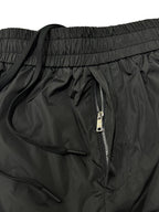 Schwarze Nylon-Jogginghose für Herren mit Seitenstreifen