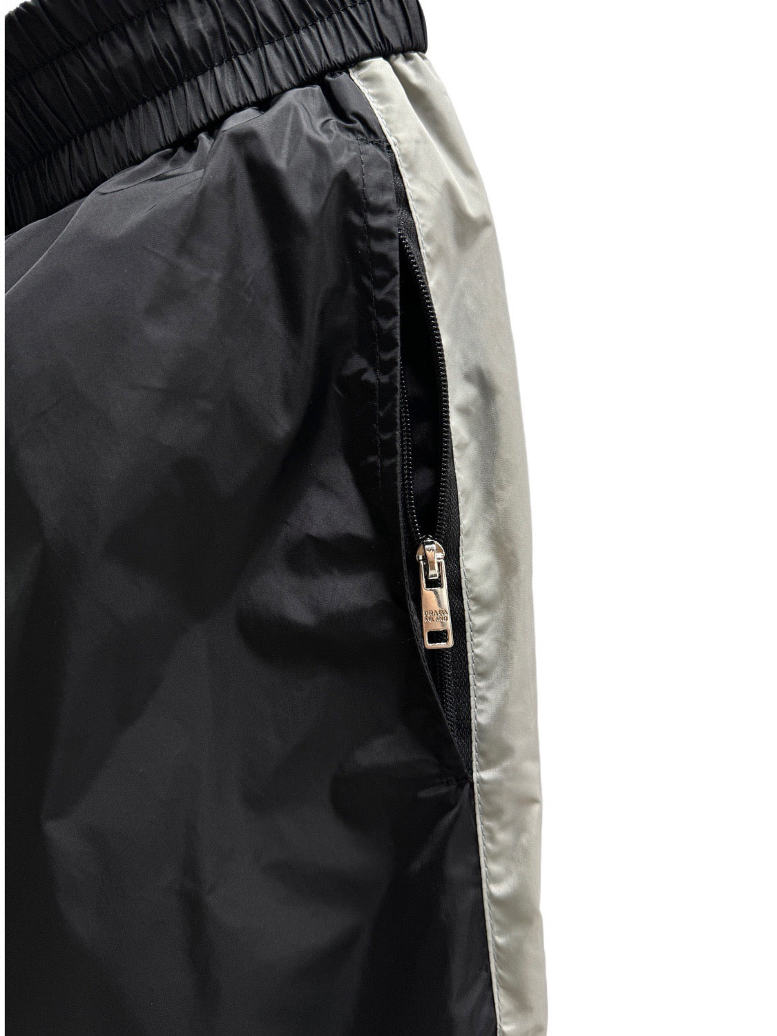 Schwarze Nylon-Jogginghose für Herren mit Seitenstreifen
