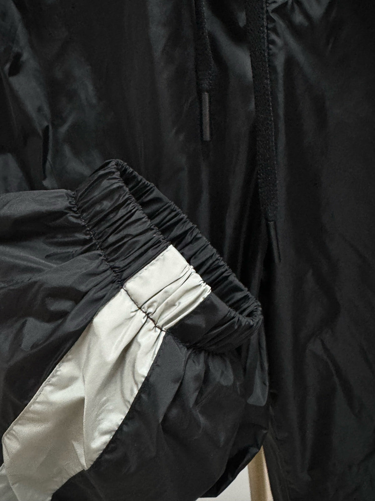 Schwarze Nylon-Jogginghose für Herren mit Seitenstreifen