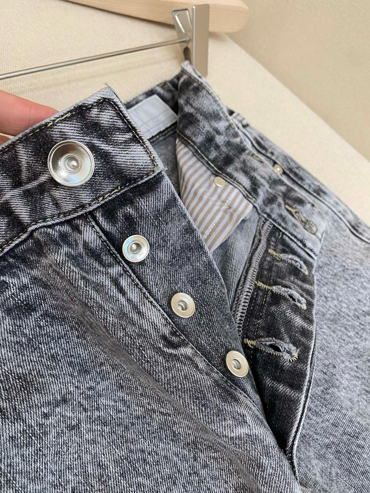 Graue Acid-Wash Jeans mit geradem Bein - Damen