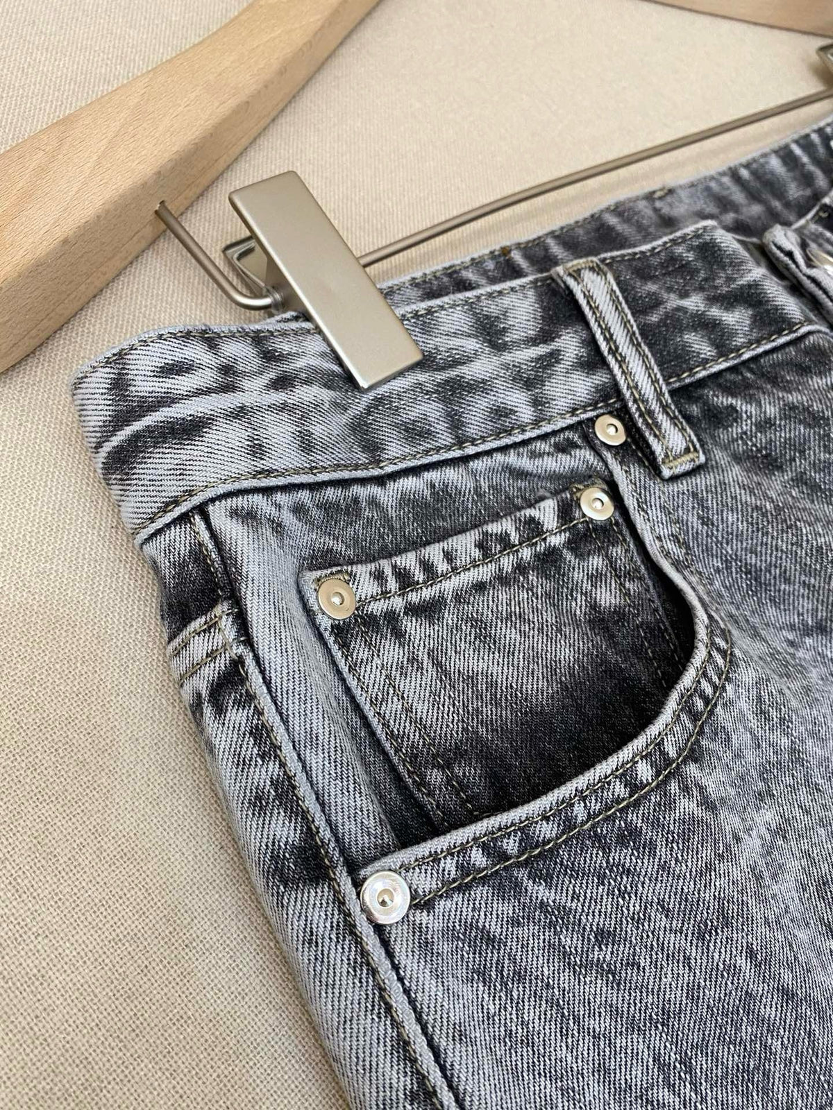 Graue Acid-Wash Jeans mit geradem Bein - Damen