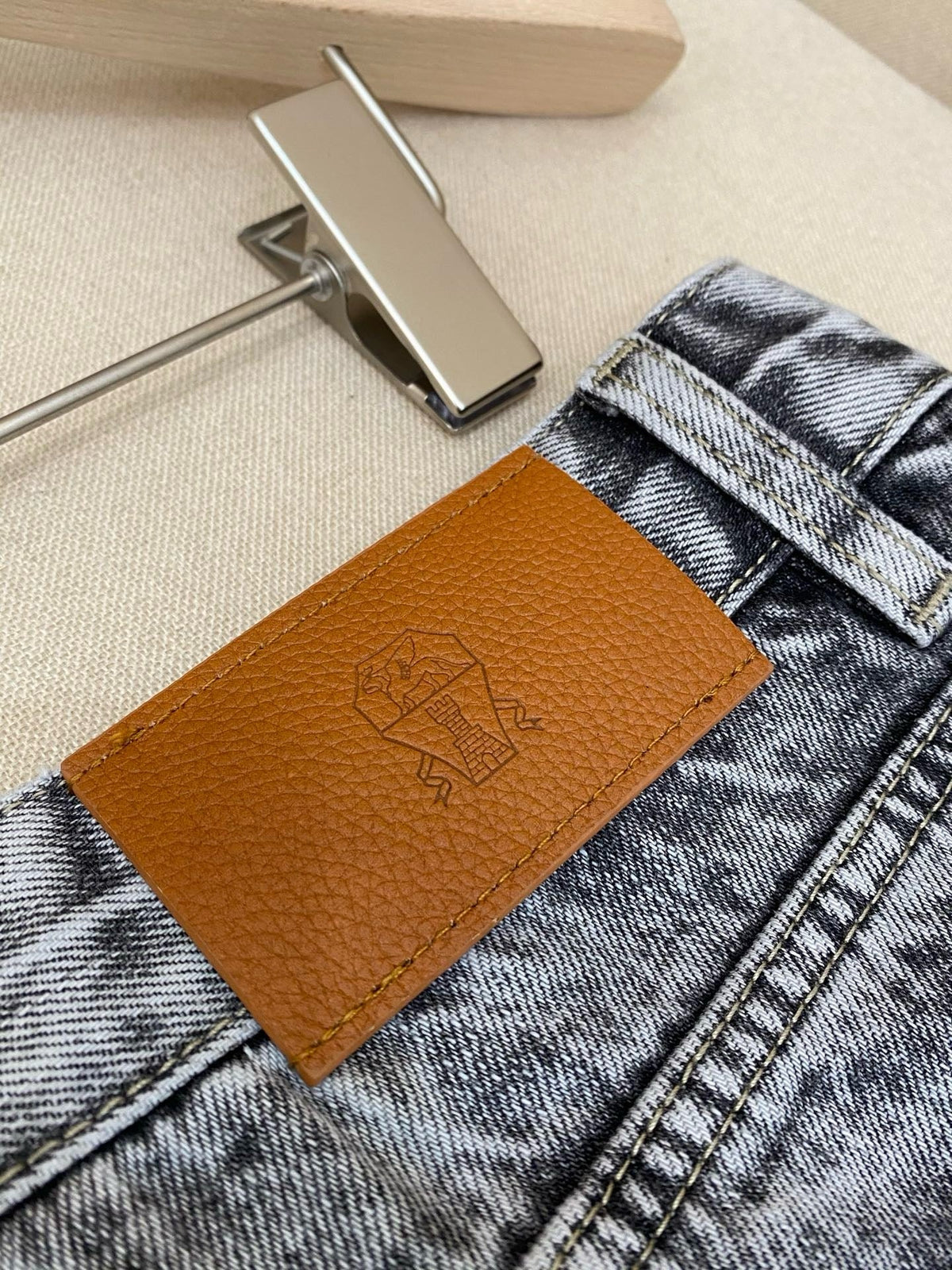 Graue Acid-Wash Jeans mit geradem Bein - Damen