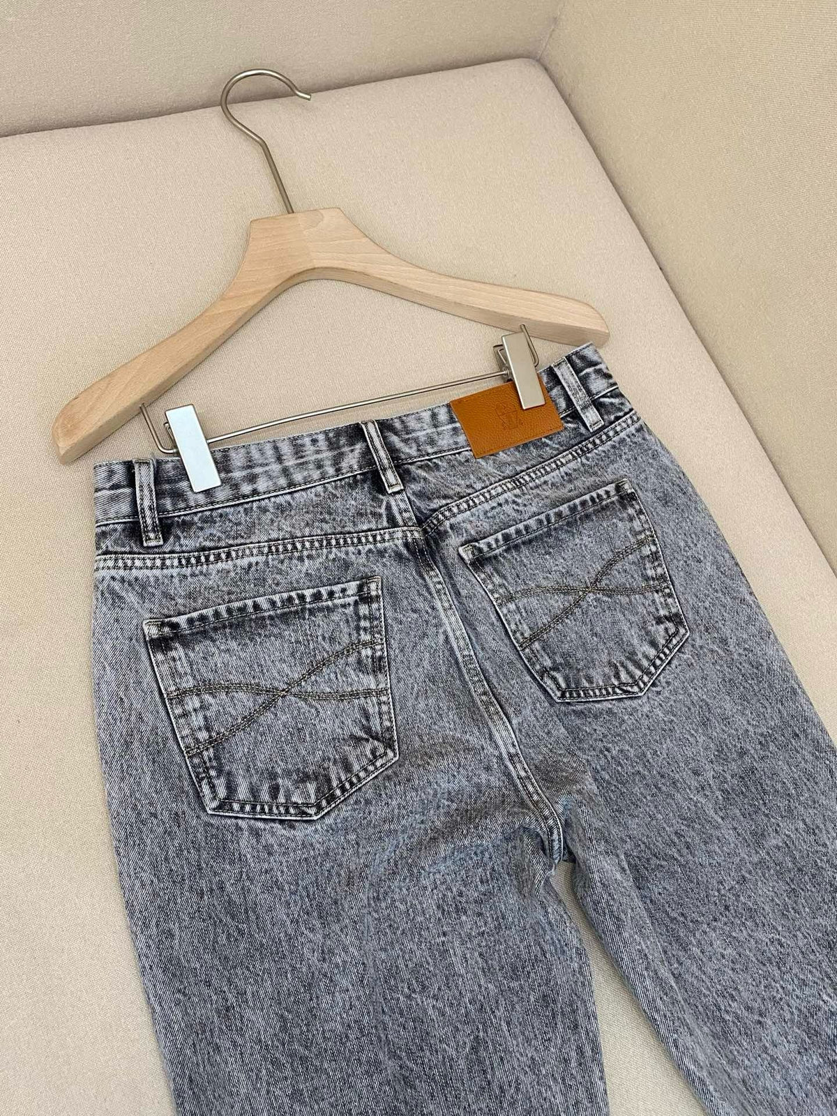 Graue Acid-Wash Jeans mit geradem Bein - Damen
