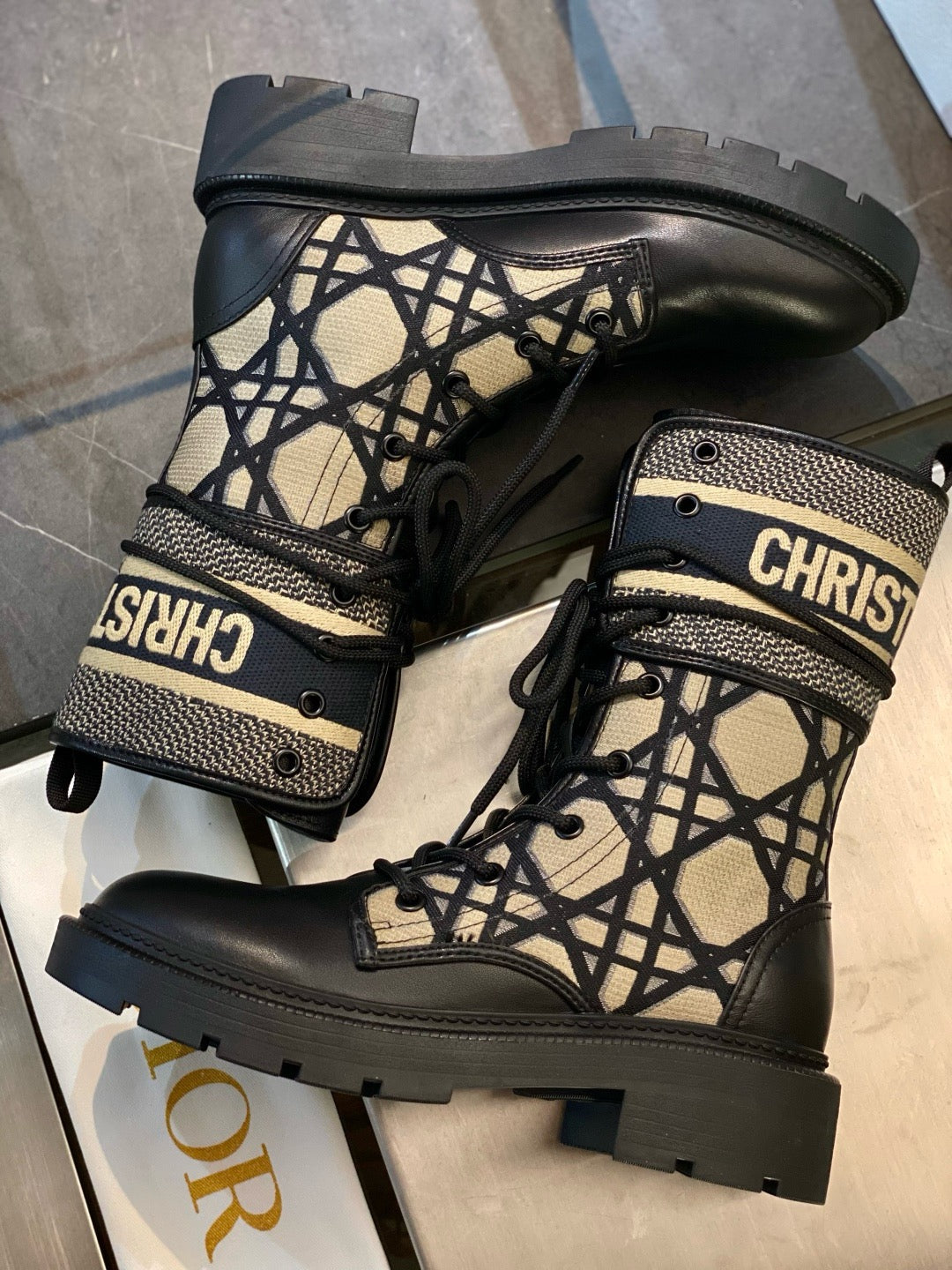 Beiger Canvas-Monogramm-Kampfstiefel – Damen