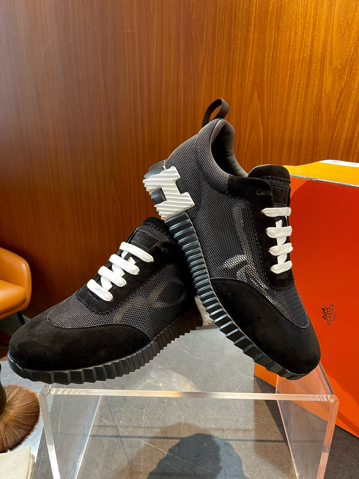Schwarze Turnschuhe