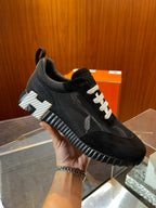 Schwarze Turnschuhe