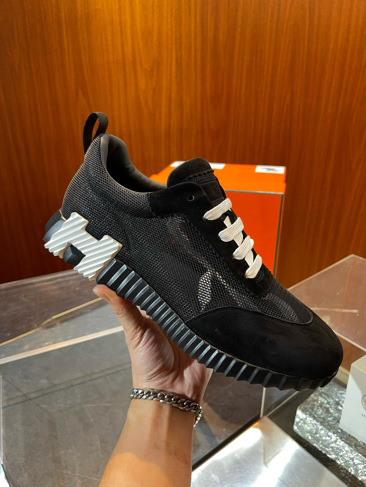 Schwarze Turnschuhe