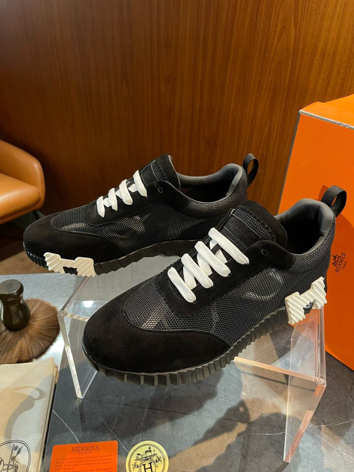Schwarze Turnschuhe