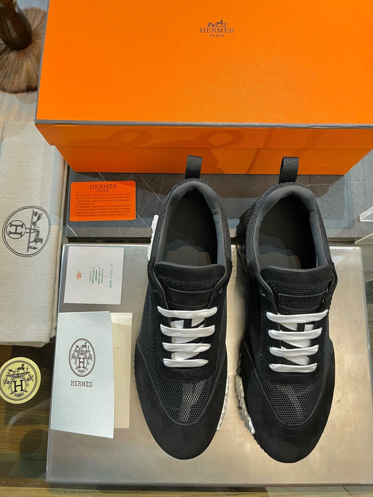 Schwarze Turnschuhe