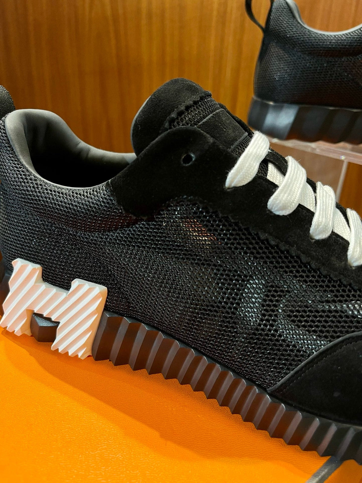 Schwarze Turnschuhe