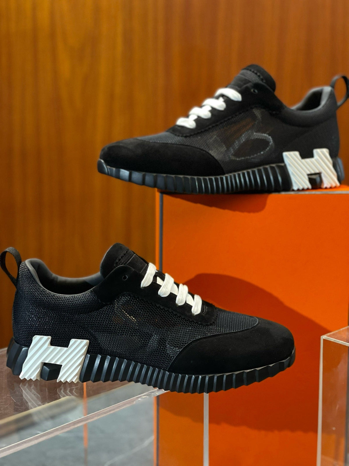 Schwarze Turnschuhe