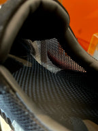 Schwarze Turnschuhe