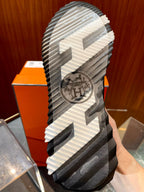 Schwarze Turnschuhe