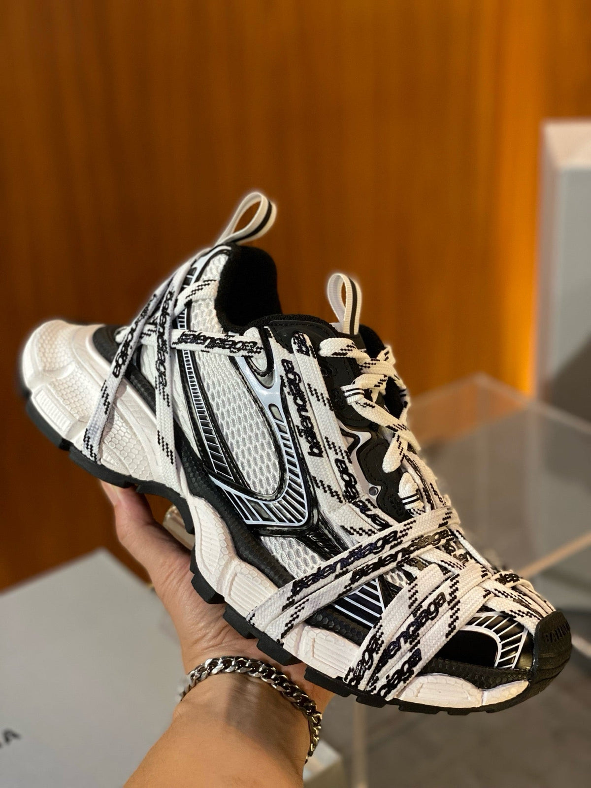 Sneakers mit Graffiti-Print und Used-Look