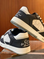 Mehrfarbige Turnschuhe