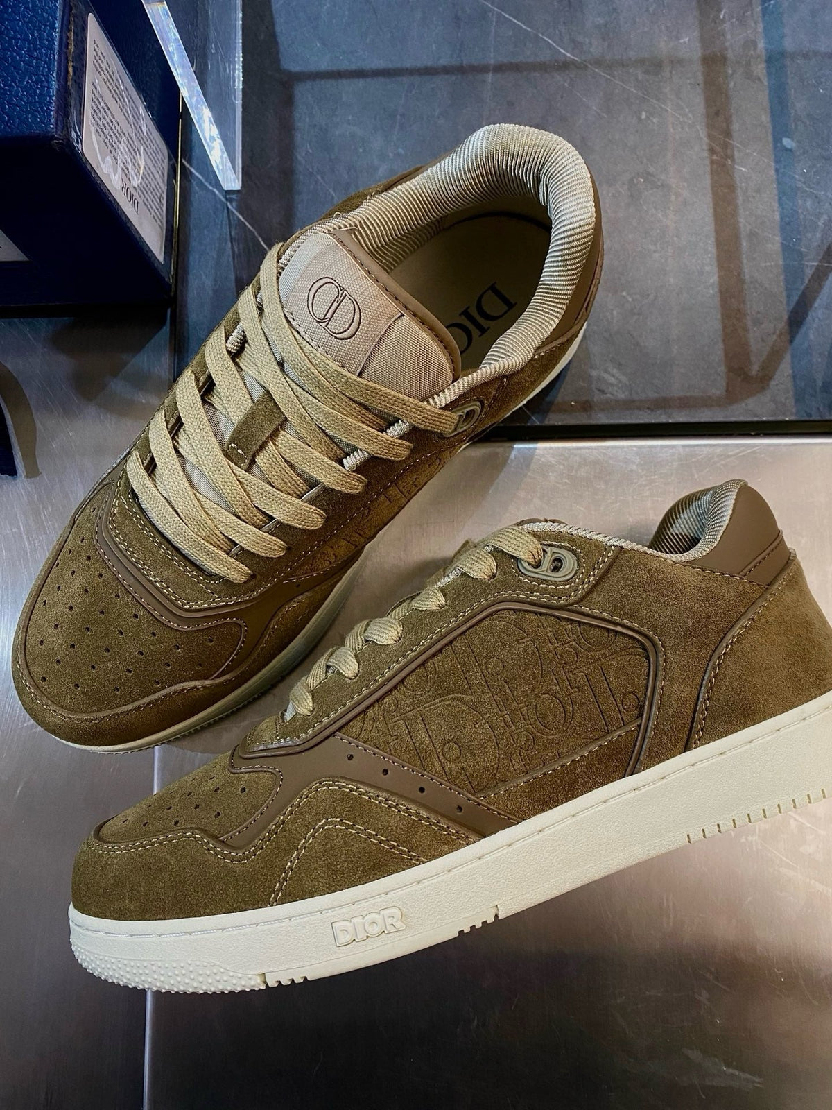 Mehrfarbige Turnschuhe