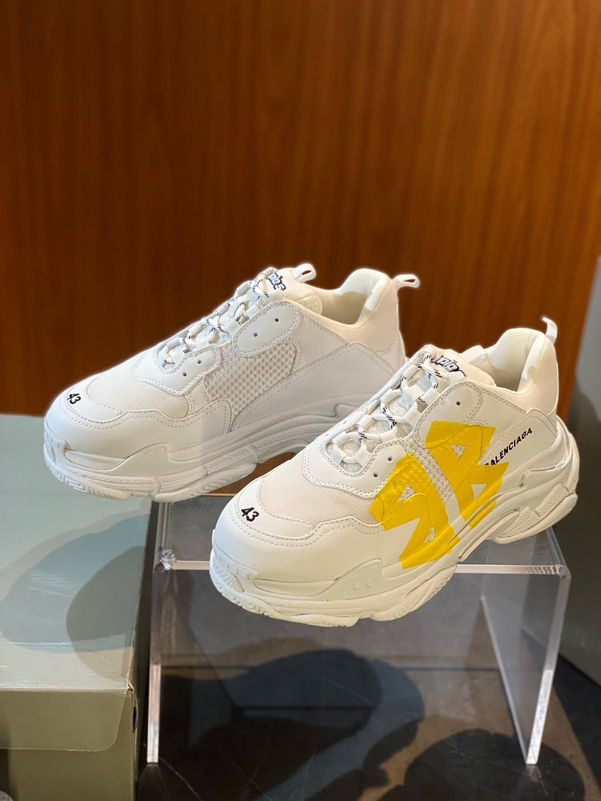 Schwarz-weiße Sneaker
