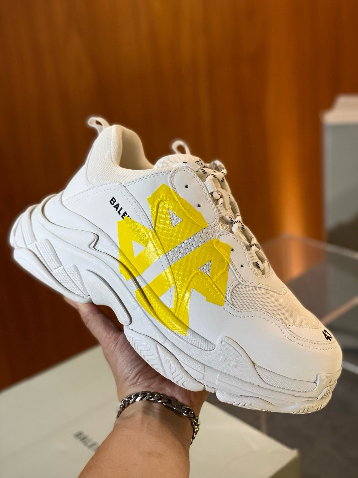 Schwarz-weiße Sneaker