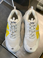 Schwarz-weiße Sneaker