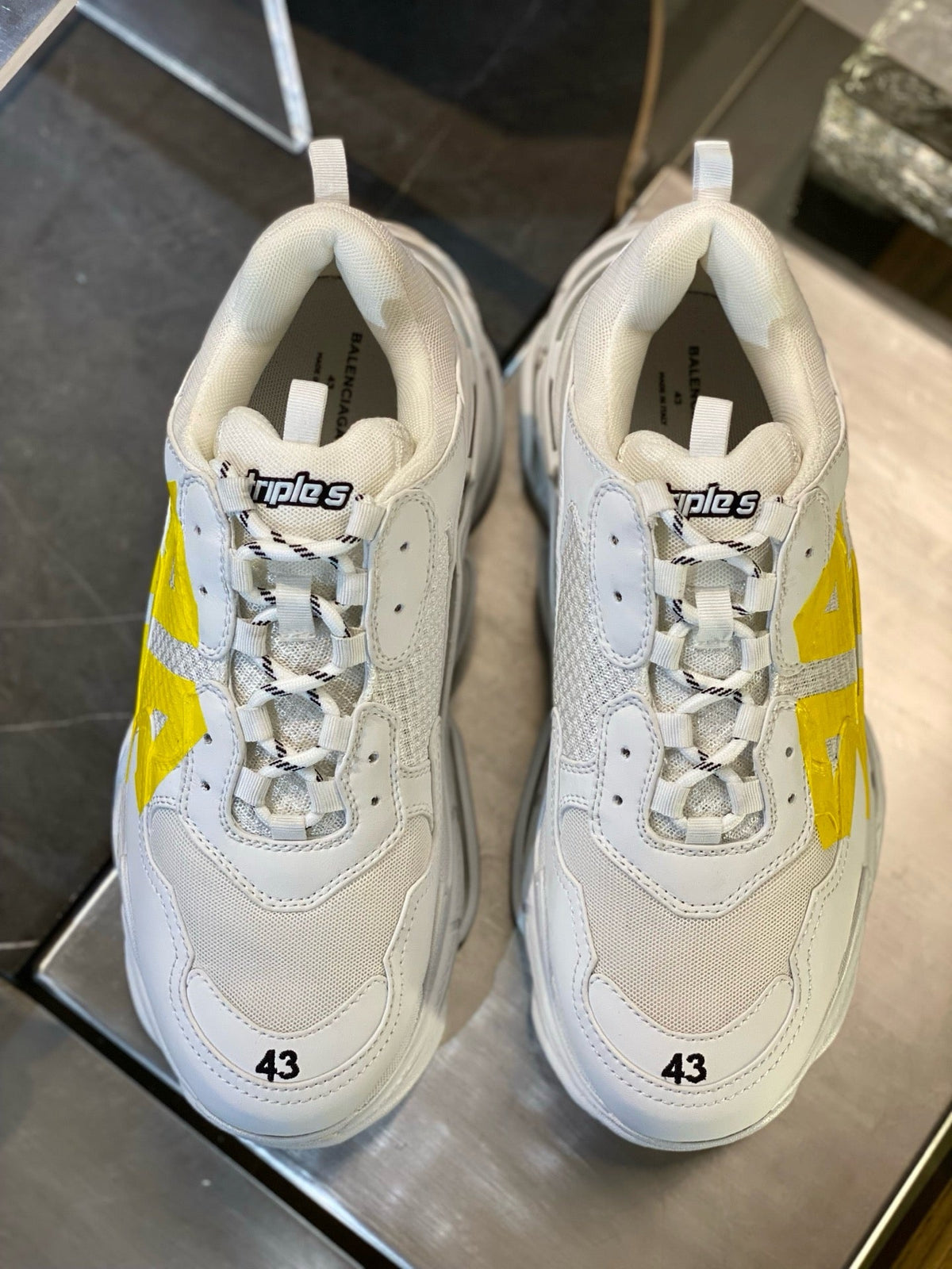 Schwarz-weiße Sneaker