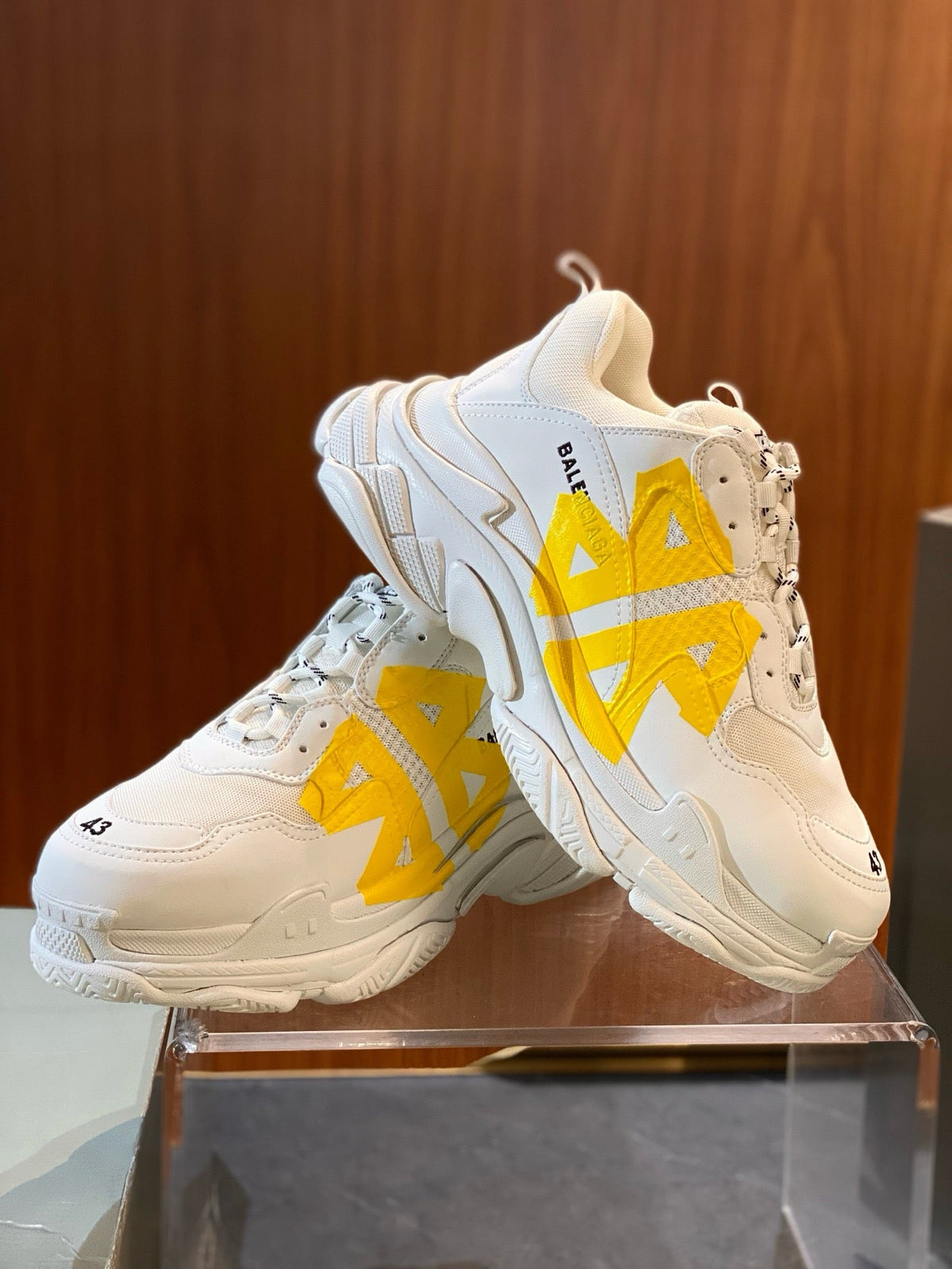 Schwarz-weiße Sneaker