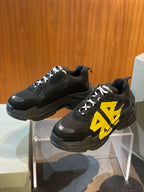Schwarz-weiße Sneaker